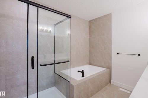 1853 Crossbill Loop, Edmonton, AB - Indoor Photo Showing Bathroom