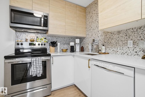702 9940 112 Street, Edmonton, AB - Indoor Photo Showing Kitchen