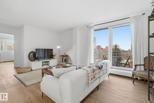 702 9940 112 Street, Edmonton, AB - Indoor Photo Showing Living Room