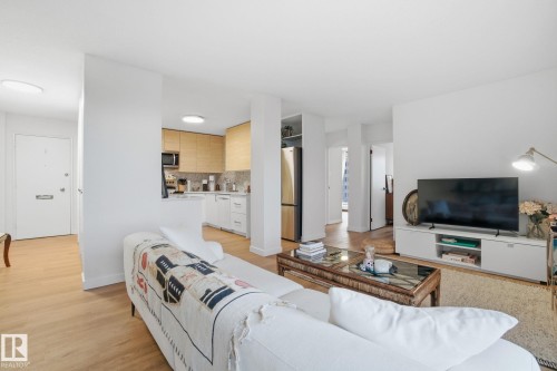 702 9940 112 Street, Edmonton, AB - Indoor Photo Showing Living Room