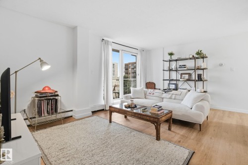 702 9940 112 Street, Edmonton, AB - Indoor Photo Showing Living Room
