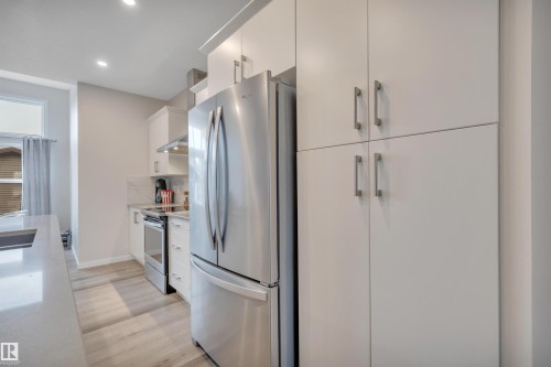 1938 Davidson Wynd, Edmonton, AB - Indoor Photo Showing Kitchen With Upgraded Kitchen