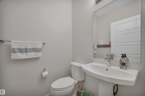 1938 Davidson Wynd, Edmonton, AB - Indoor Photo Showing Bathroom
