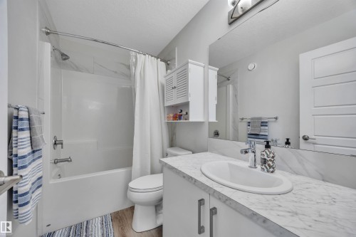 1938 Davidson Wynd, Edmonton, AB - Indoor Photo Showing Bathroom