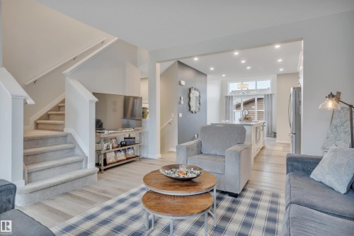 1938 Davidson Wynd, Edmonton, AB - Indoor Photo Showing Living Room