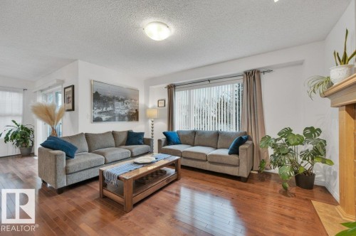 7620 11 Avenue, Edmonton, AB - Indoor Photo Showing Living Room