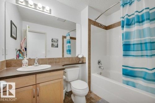 7620 11 Avenue, Edmonton, AB - Indoor Photo Showing Bathroom