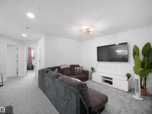 7256 Chivers Place, Edmonton, AB - Indoor Photo Showing Living Room