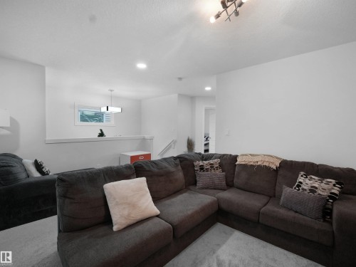 7256 Chivers Place, Edmonton, AB - Indoor Photo Showing Living Room