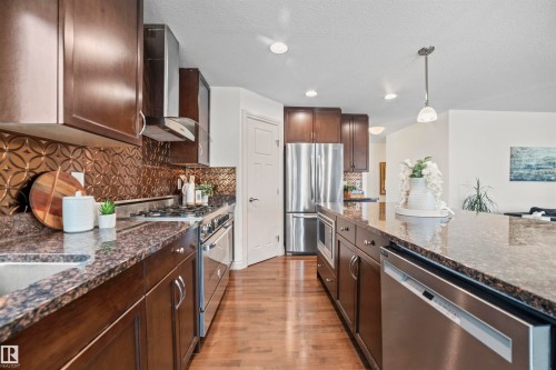 753 173B Street, Edmonton, AB - Indoor Photo Showing Kitchen With Upgraded Kitchen