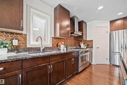 753 173B Street, Edmonton, AB - Indoor Photo Showing Kitchen With Upgraded Kitchen