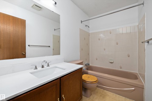 10652 10 Avenue, Edmonton, AB - Indoor Photo Showing Bathroom