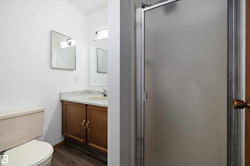 10652 10 Avenue, Edmonton, AB - Indoor Photo Showing Bathroom