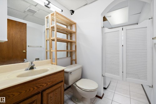 10652 10 Avenue, Edmonton, AB - Indoor Photo Showing Bathroom