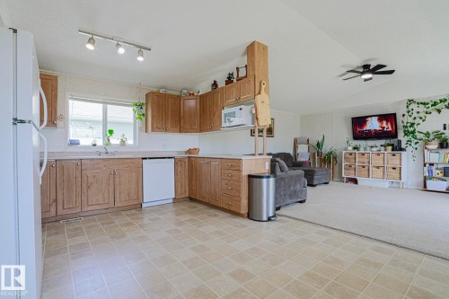 4000 Aspen Way, Leduc, AB - Indoor Photo Showing Kitchen