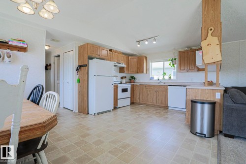4000 Aspen Way, Leduc, AB - Indoor Photo Showing Kitchen With Double Sink