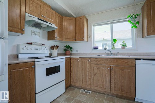 4000 Aspen Way, Leduc, AB - Indoor Photo Showing Kitchen With Double Sink