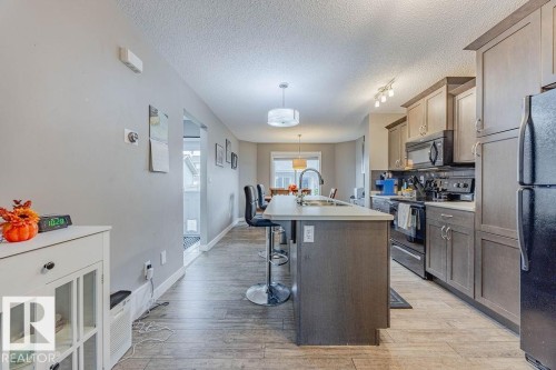 7386 Edgemont Way, Edmonton, AB - Indoor Photo Showing Kitchen