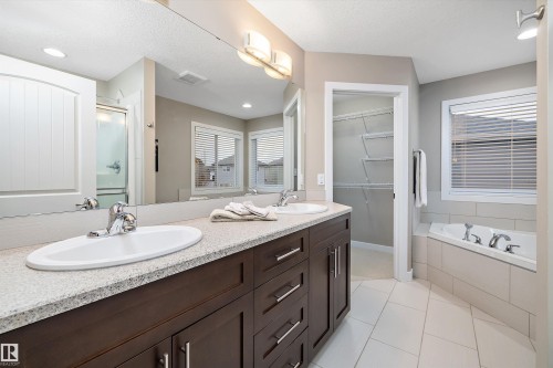 1445 Wates Link, Edmonton, AB - Indoor Photo Showing Bathroom