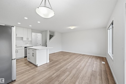3607 Atkinson Loop, Edmonton, AB - Indoor Photo Showing Kitchen