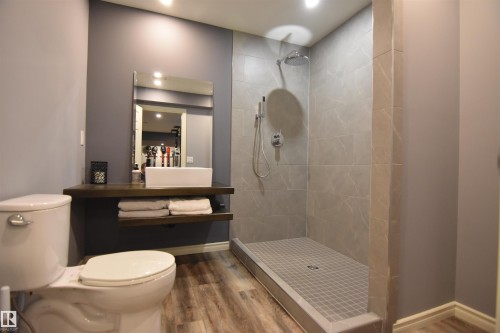 8504 16A Avenue, Edmonton, AB - Indoor Photo Showing Bathroom
