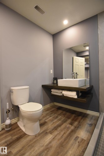 8504 16A Avenue, Edmonton, AB - Indoor Photo Showing Bathroom