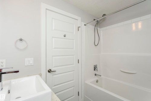 332 5151 Windermere Boulevard, Edmonton, AB - Indoor Photo Showing Bathroom