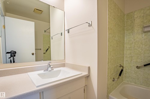 5388 38A Avenue, Edmonton, AB - Indoor Photo Showing Bathroom