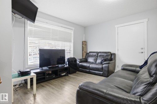 15331 104 Avenue, Edmonton, AB - Indoor Photo Showing Living Room