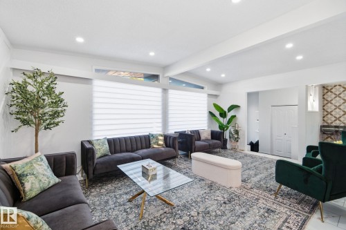 8043 135 Avenue, Edmonton, AB - Indoor Photo Showing Living Room