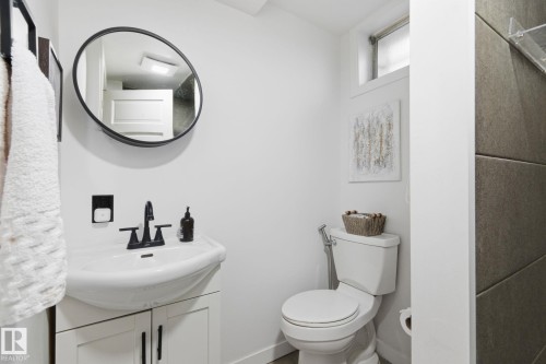 8043 135 Avenue, Edmonton, AB - Indoor Photo Showing Bathroom