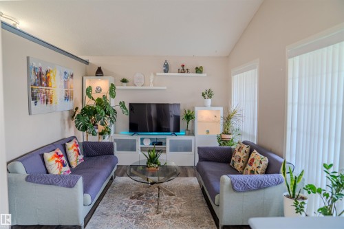 620 88 St, Edmonton, AB - Indoor Photo Showing Living Room