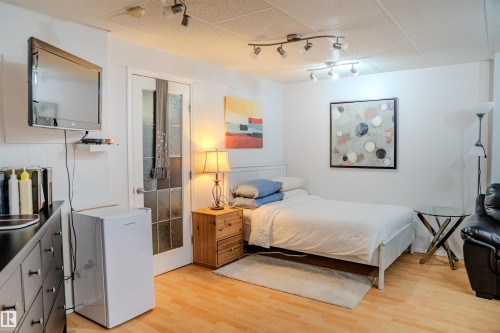 620 88 St, Edmonton, AB - Indoor Photo Showing Bedroom