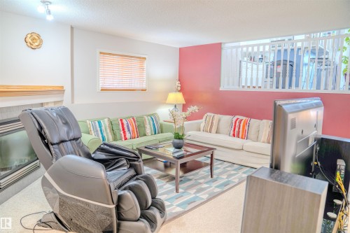 620 88 St, Edmonton, AB - Indoor Photo Showing Living Room