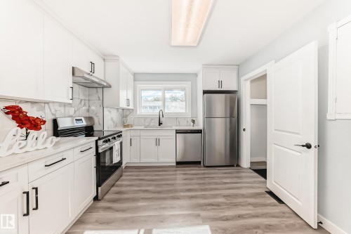 7104 129 Avenue, Edmonton, AB - Indoor Photo Showing Kitchen With Upgraded Kitchen
