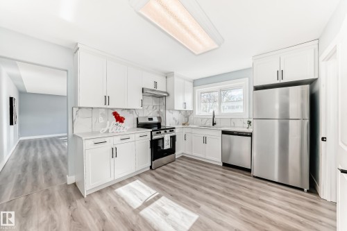 7104 129 Avenue, Edmonton, AB - Indoor Photo Showing Kitchen