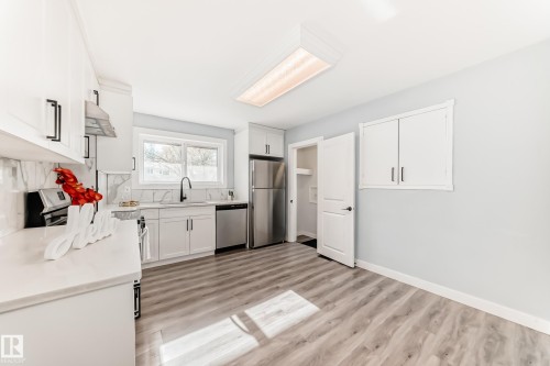7104 129 Avenue, Edmonton, AB - Indoor Photo Showing Kitchen