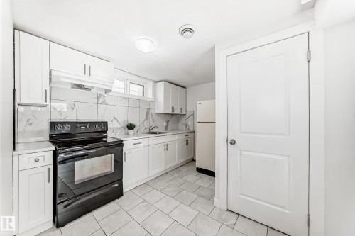 7104 129 Avenue, Edmonton, AB - Indoor Photo Showing Kitchen