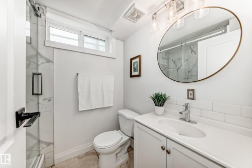 7104 129 Avenue, Edmonton, AB - Indoor Photo Showing Bathroom