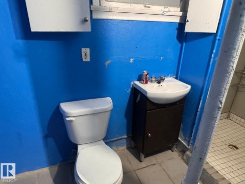 13129 101 Street, Edmonton, AB - Indoor Photo Showing Bathroom