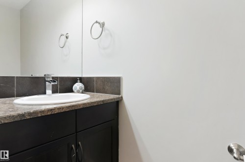 6963 19A Avenue, Edmonton, AB - Indoor Photo Showing Bathroom