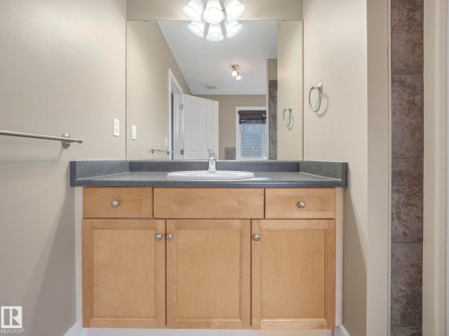 1715 Melrose Crescent, Edmonton, AB - Indoor Photo Showing Bathroom