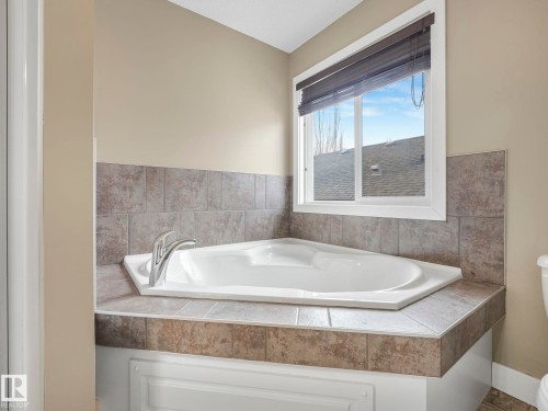 1715 Melrose Crescent, Edmonton, AB - Indoor Photo Showing Bathroom