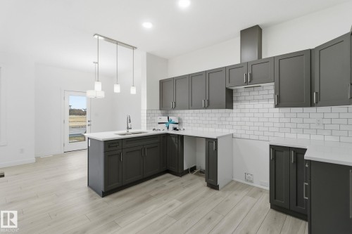 7 2710 66 St, Edmonton, AB - Indoor Photo Showing Kitchen With Upgraded Kitchen