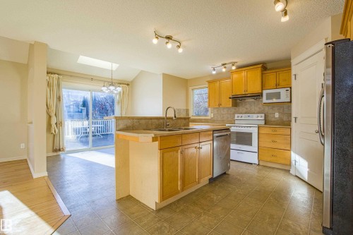 1253 Latta Crescent, Edmonton, AB - Indoor Photo Showing Kitchen