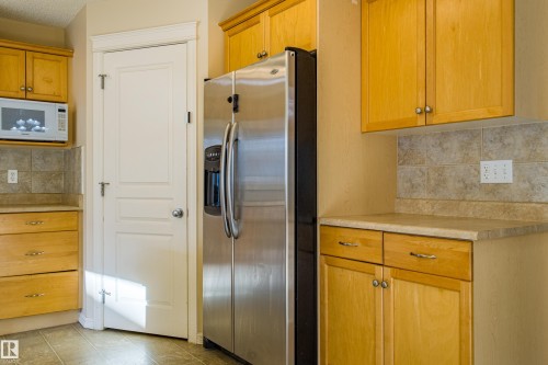 1253 Latta Crescent, Edmonton, AB - Indoor Photo Showing Kitchen