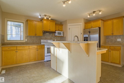1253 Latta Crescent, Edmonton, AB - Indoor Photo Showing Kitchen