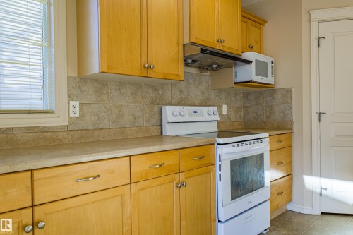 1253 Latta Crescent, Edmonton, AB - Indoor Photo Showing Kitchen