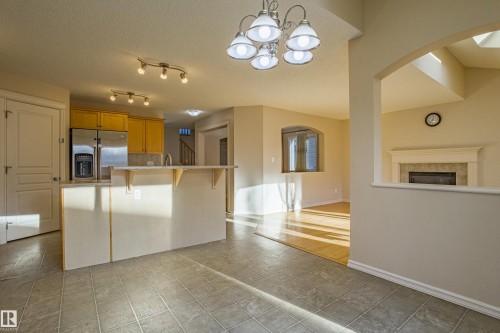 1253 Latta Crescent, Edmonton, AB - Indoor Photo Showing Kitchen