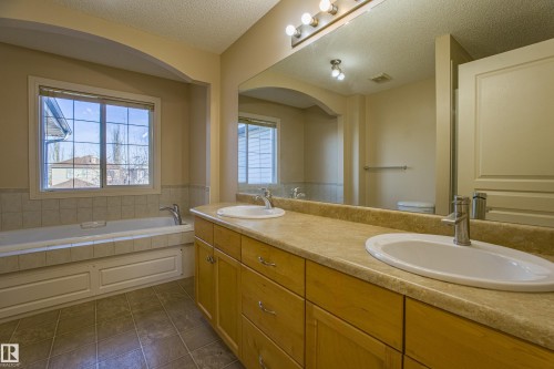 1253 Latta Crescent, Edmonton, AB - Indoor Photo Showing Bathroom